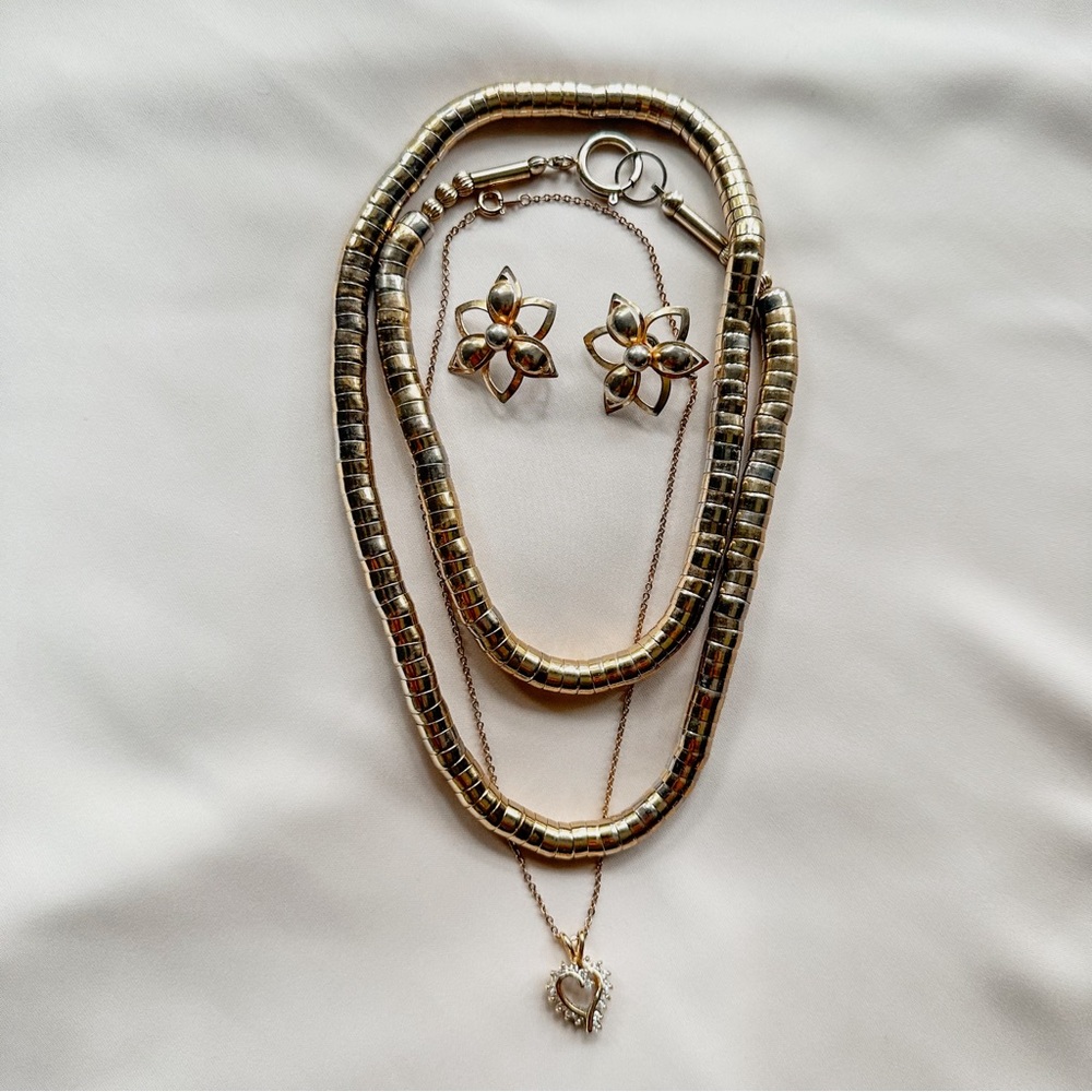 3 Pieces Vintage Sarah Coventry Clip on Earrings 2 necklaces gold silver…